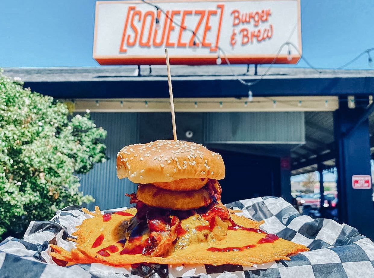 We know the perfect place to celebrate National Cheese Lover’s Day and BONUS, they are participating in @visitstockton’s Restaurant Week! 🍔🧀🙌 Head over to @squeezeburgerstockton and preview their special menu. 😋 Enjoy!! 🎉 
📸: @viewsbyregs